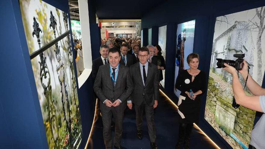 Alberto Núñez Feijóo, en el centro, Román Rodríguez y Nava Castro, ayer en Fitur. // Arxina