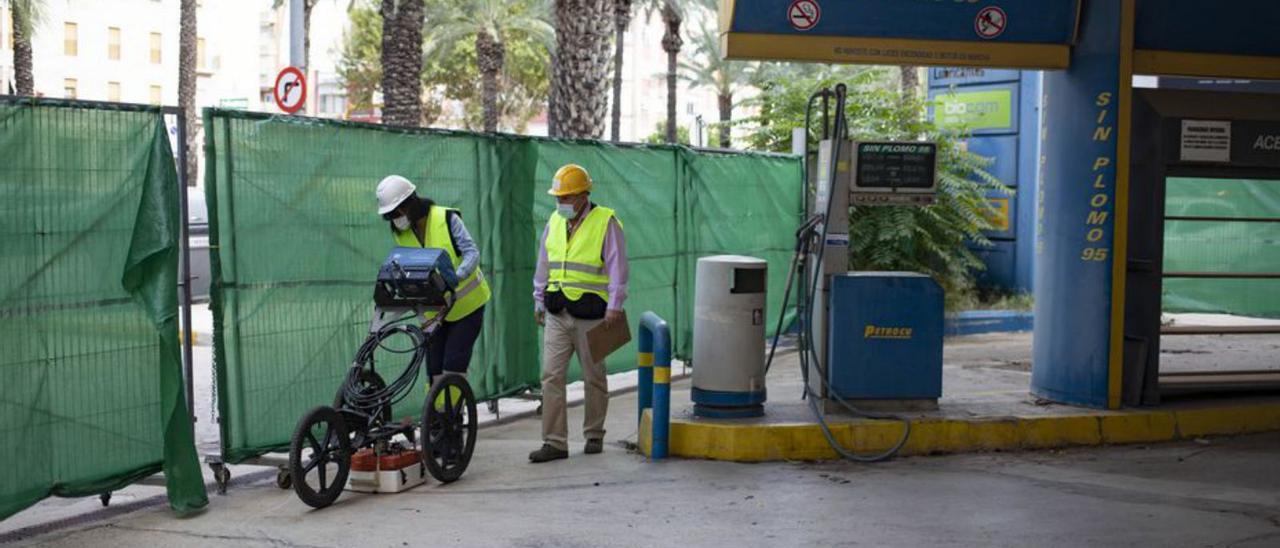 Examen del suelo en la gasolinera hoy ya desmantelada. | P. IBORRA