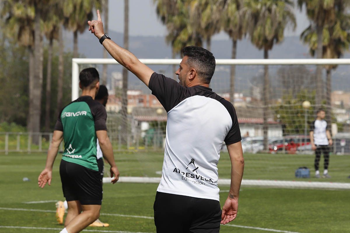 El Córdoba CF y su gran ambiente en el entrenamiento, en imágenes