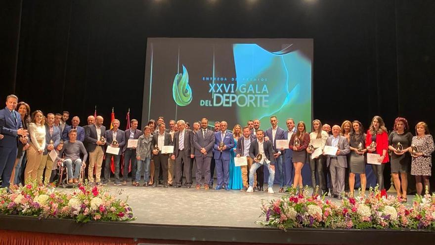 Los premiados de la Gala del Deporte de Lorca posan con sus trofeos al final del acto.