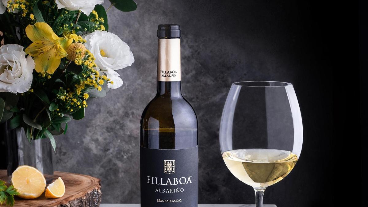 Fillaboa 2020 está elaborado con uvas procedentes de la histórica Finca Fillaboa, de un viñedo de 54 hectáreas de superficie asentado en ondulantes laderas.