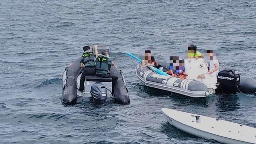 Momento en el que la Guardia Civil entrega a los monitores de Raxó. // Guardia Civil