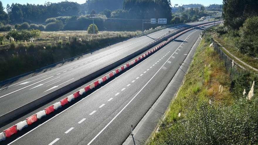 La vía ártabra, en un tramo próximo a su conexión con la carretera Nacional-VI.