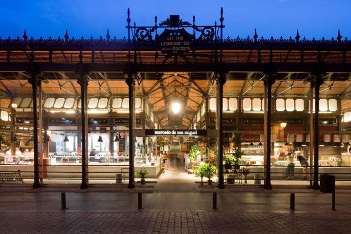 Bailar un chotis y alternar en un mercado madrileño