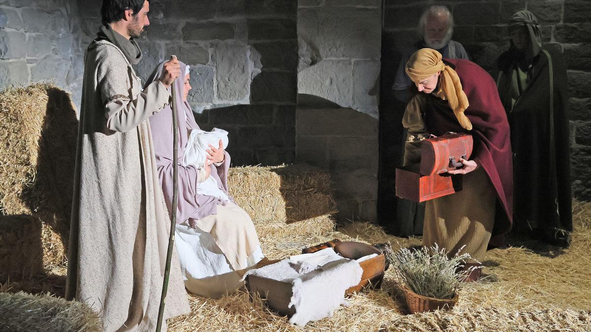 L'escena de l'adoració al pessebre vivent del Món Sant Benet