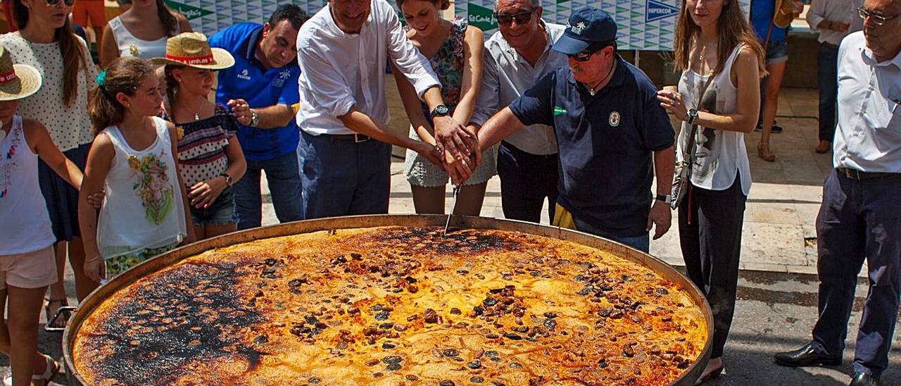 Una imagen de una costra gigante cocinada para las Fiestas de Agosto de Elche. | ANTONIO AMORÓS