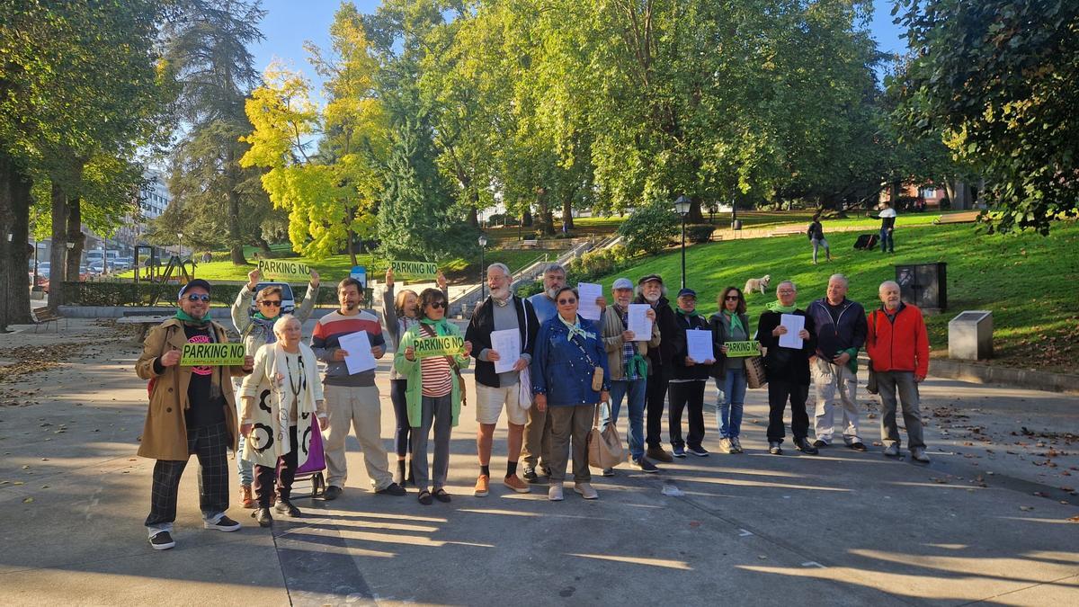 La plataforma &quot;El Campillín no se toca&quot;, esta mañana en el parque.