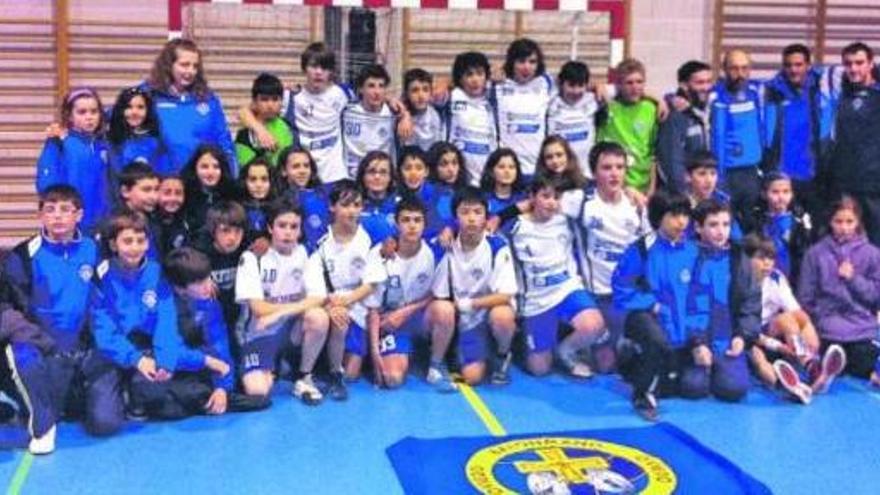 Los equipos alevines masculino y femenino y el infantil B masculino posan tras el torneo. / balonmano base oviedo