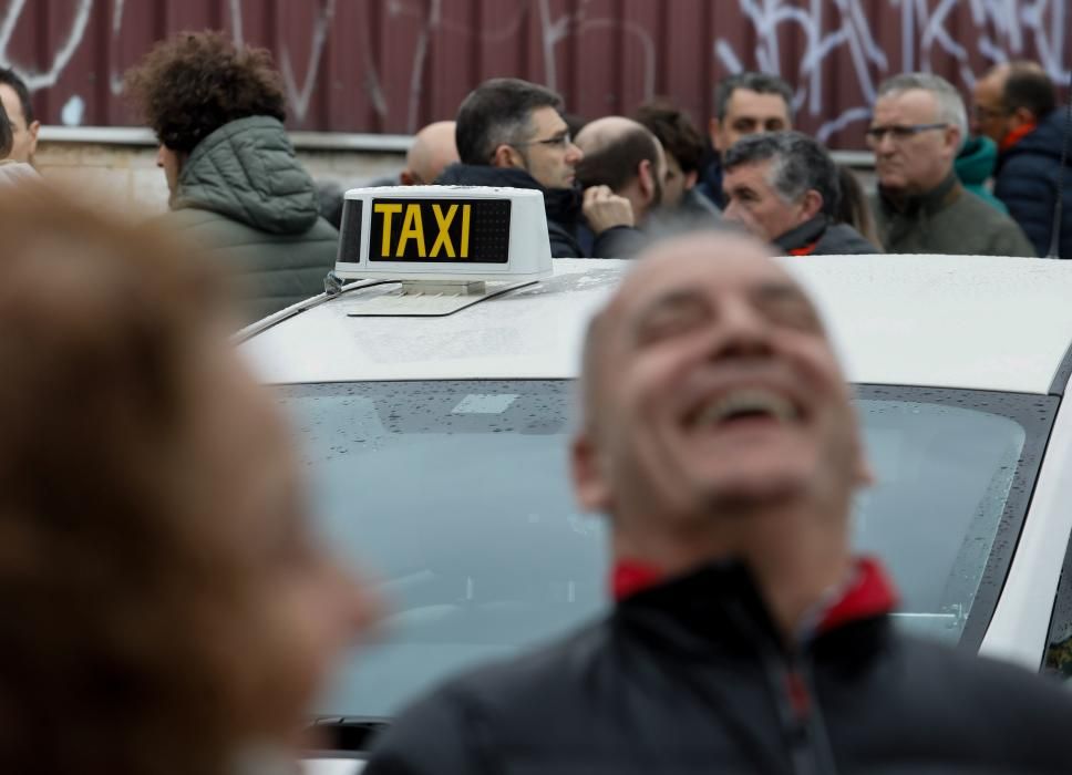 Concentración de taxistas de Gijón contra Uber y C