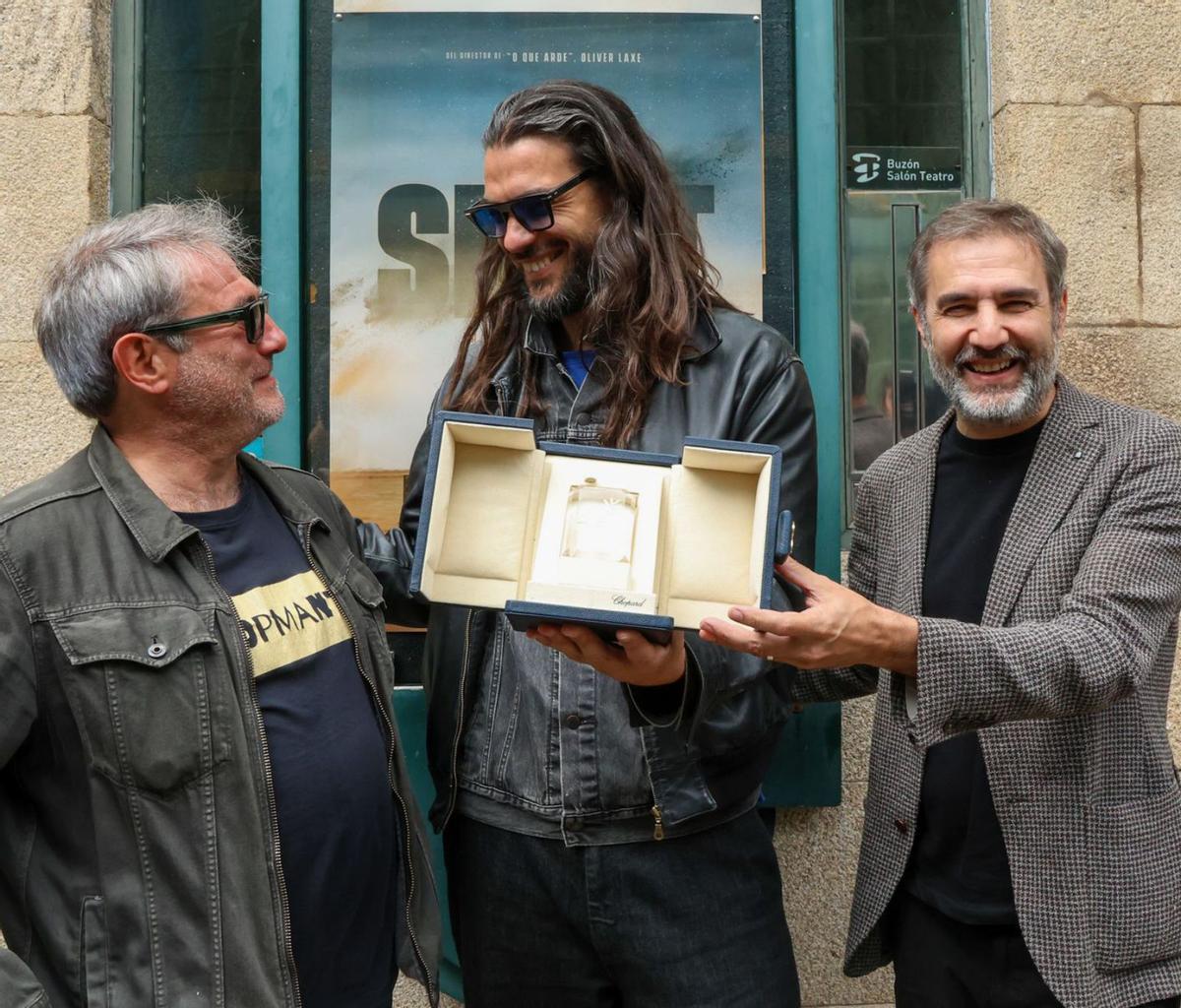 Laxe, acompañado por el actor Sergi López y el productor Xavi Font, en Santiago. | Xoán Álvarez