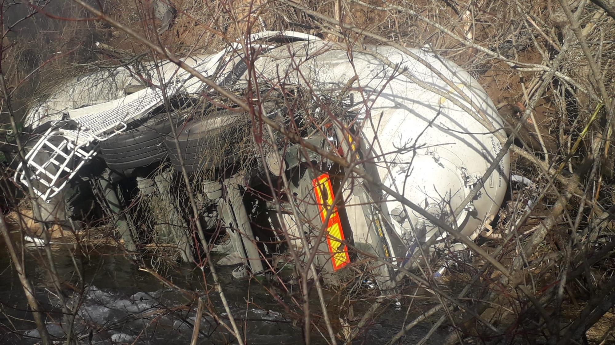 Un camión cargado de harina cae de un puente en Castielfabib y provoca un gran estruendo
