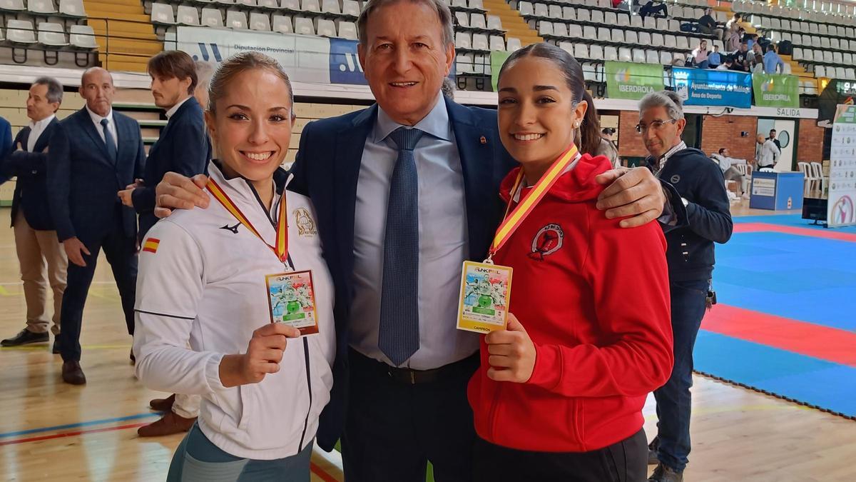 El presidente federativo, Daniel Timón, con Nuria Escudero y Paola García, medallistas absolutas.