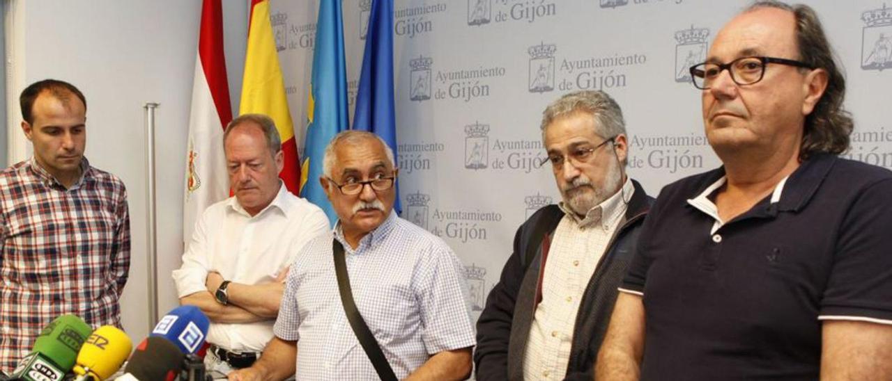 Por la izquierda, César González (PSOE), Aurelio Martín (IU), José Luis Iglesias y José María Rosell, ambos miembros de la dirección de Asturias Laica, y Mario Suárez del Fueyo (Xixón sí Puede), en la rueda de prensa conjunta de junio de 2016. | Juan Plaza