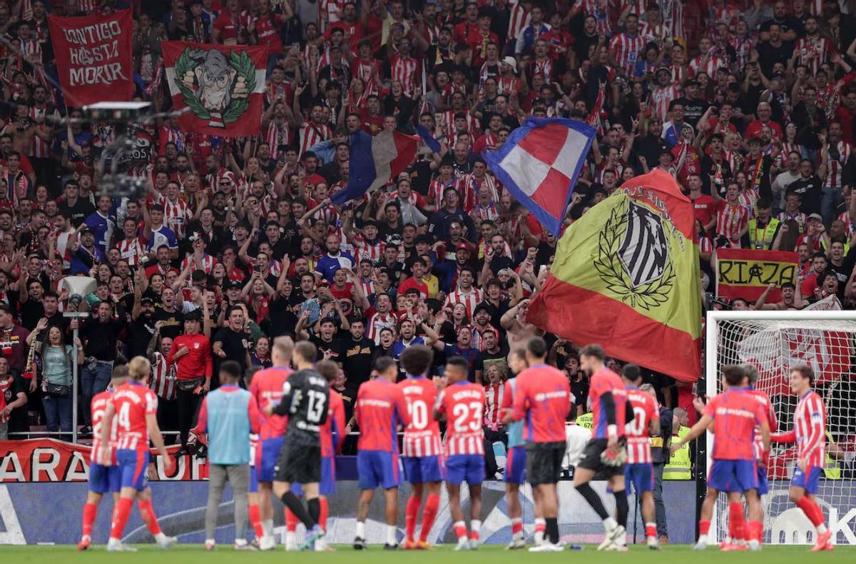 Los jugadores del Atlético celebran junto a su afición.