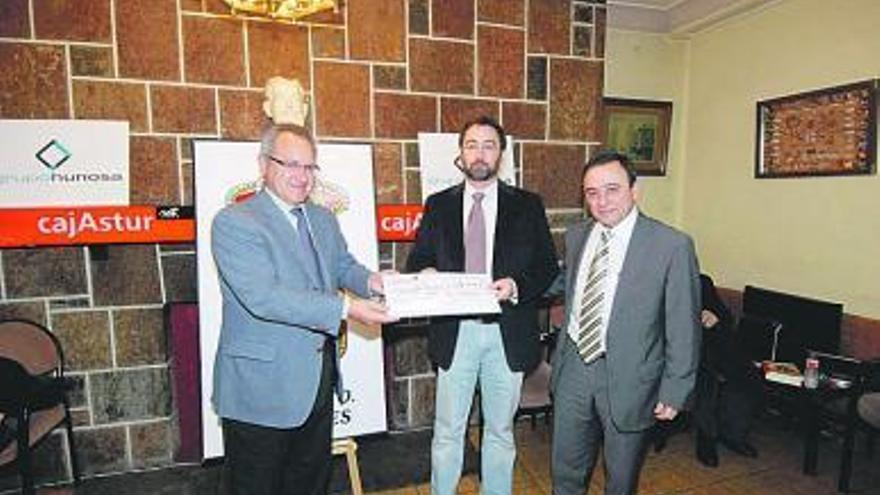Damián Torrijos recoge el premio «Casino de Mieres»