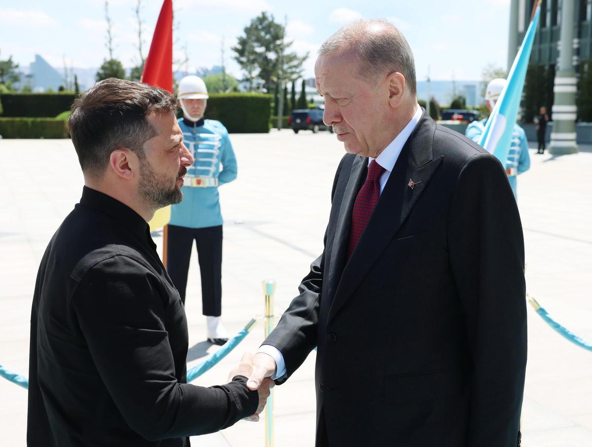Zelenski se reúne con Erdogan en Ankara para debatir salidas negociadas a la guerra con Rusia