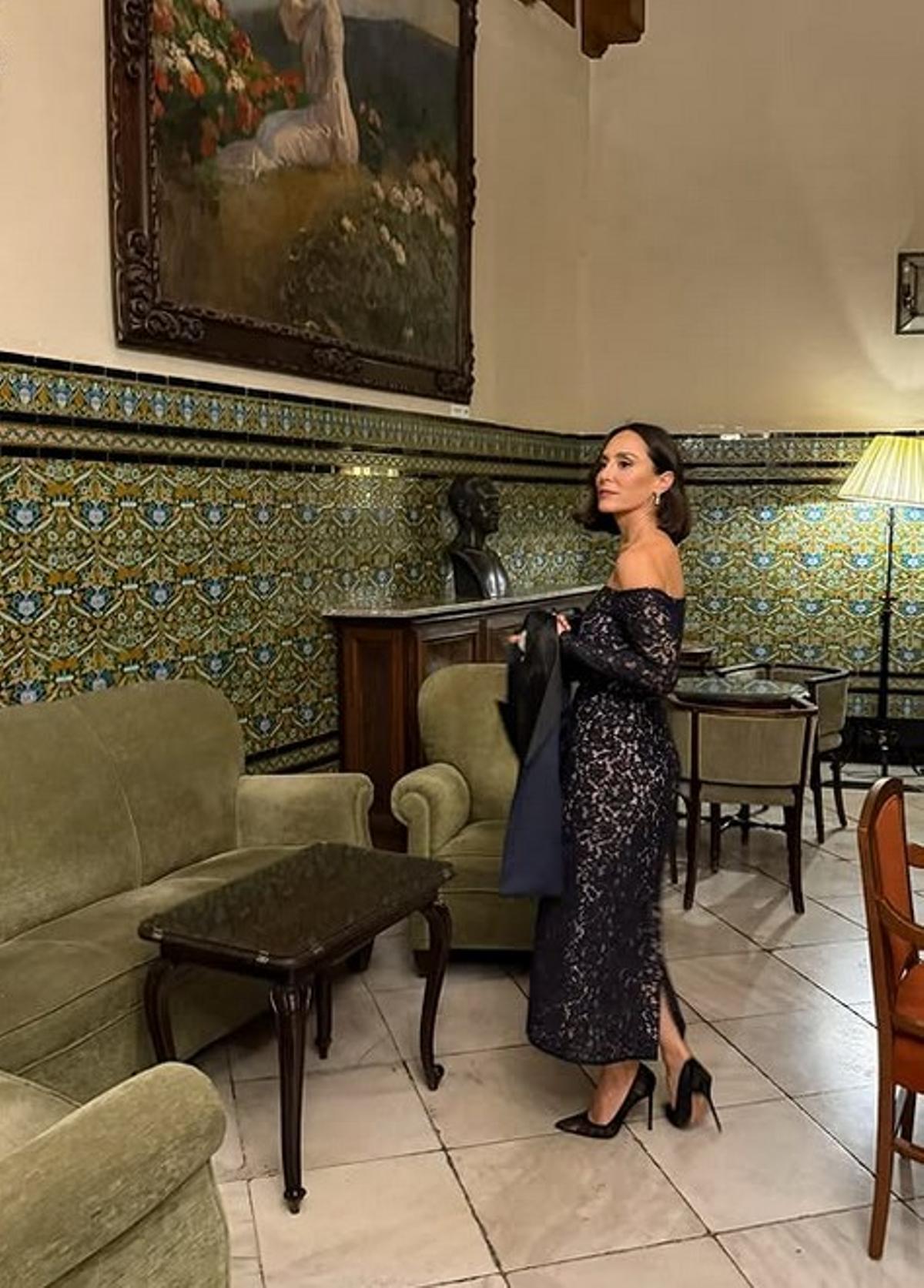 Tamara Falcó con el diseño lucido en boda en Córdoba.