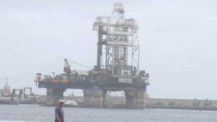 La plataforma &#039;Cajún Express&#039;, utilizada en el primer sondeo de Cairn Energy, durante su estancia en Las Palmas. | j. c. castro