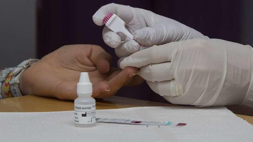 Una mujer se somete a un test rápido de VIH.