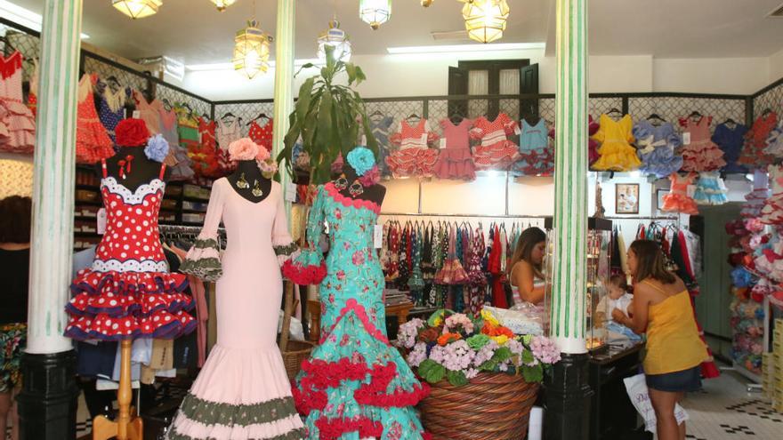 Vestidos de flamenca en la tienda Viva La Feria.