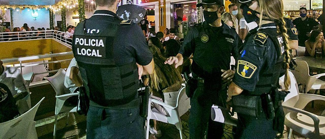 Agentes de la Policía Local inspeccionan una zona de ocio en la Playa de San Juan, en una imagen del pasado fin de semana. HÉCTOR FUENTES