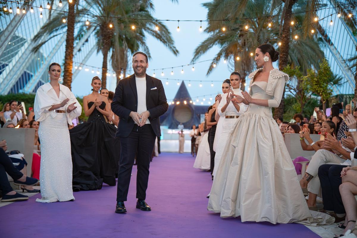 Miguel Llopis con la modelo Patricia Barona.