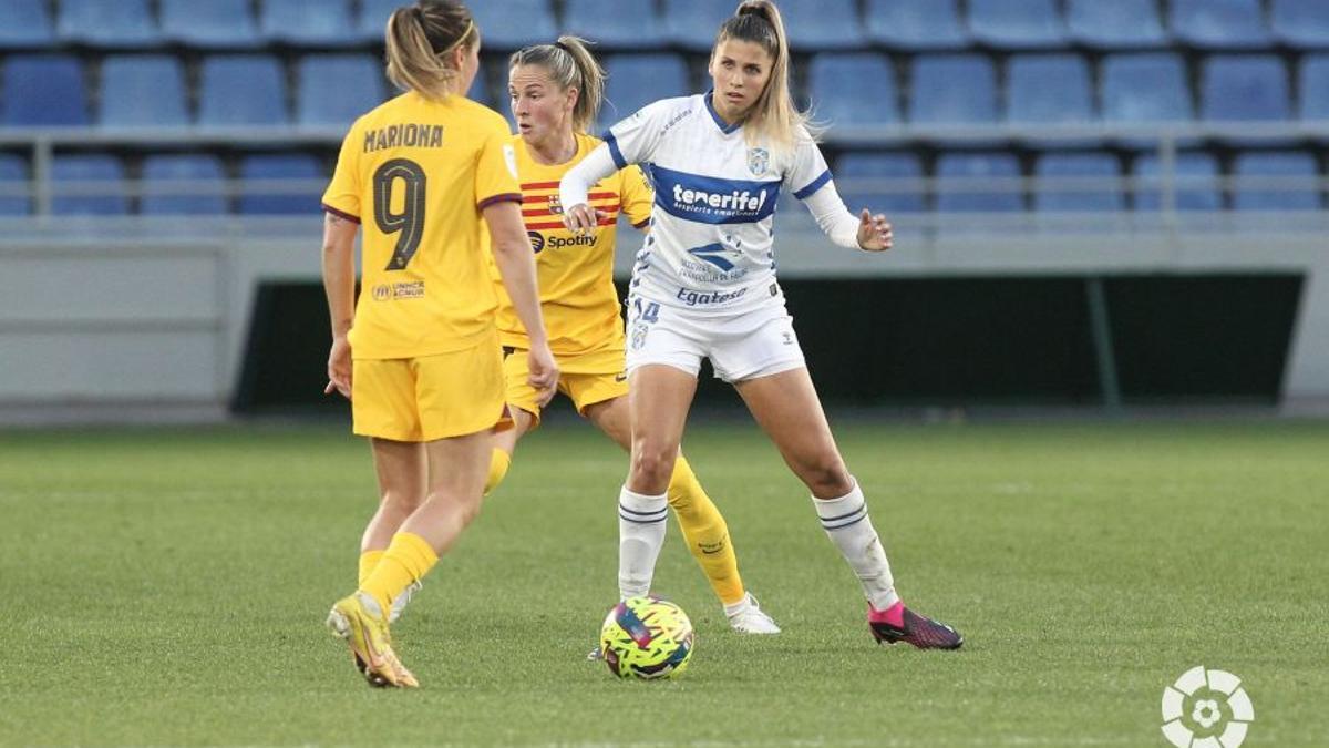 Natalia Ramos, dispuesta a defender una acción en el Costa Adeje-Barcelona del pasado curso.