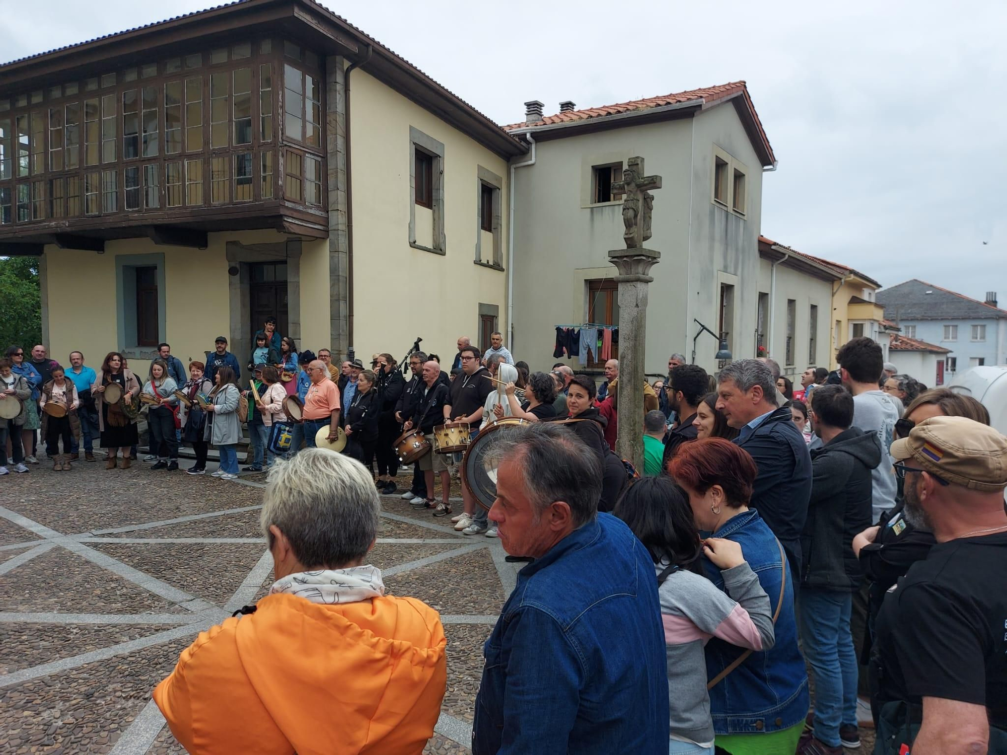 En imágenes: Así fue la manifestación contra el cierre de la Escuela de Música de Tineo