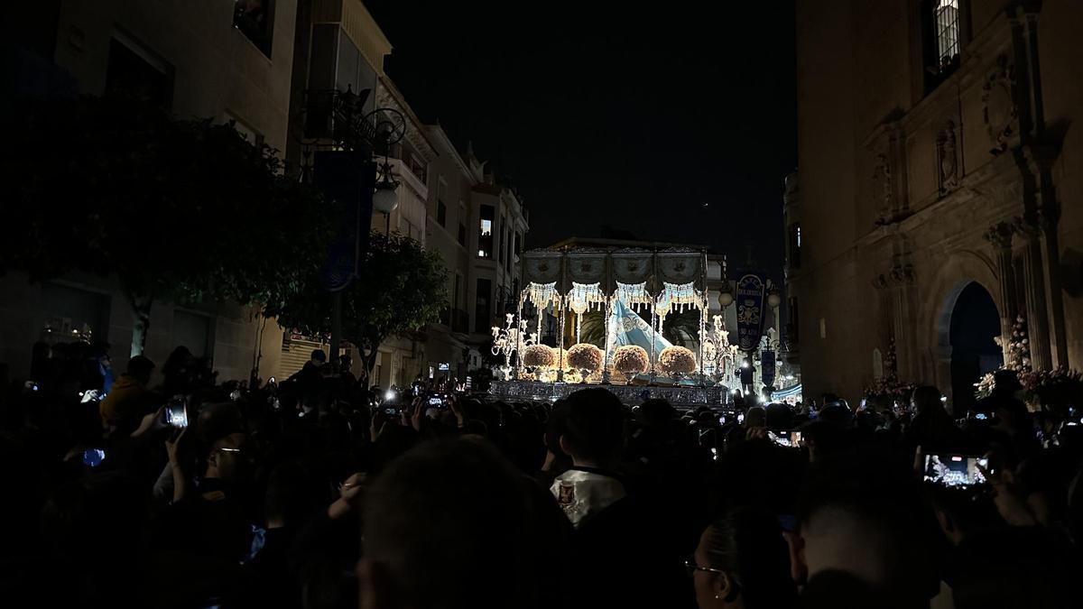 Centenares de azules se daban cita anoche en la puerta de San Francisco para celebrar el comienzo de la Semana Santa.