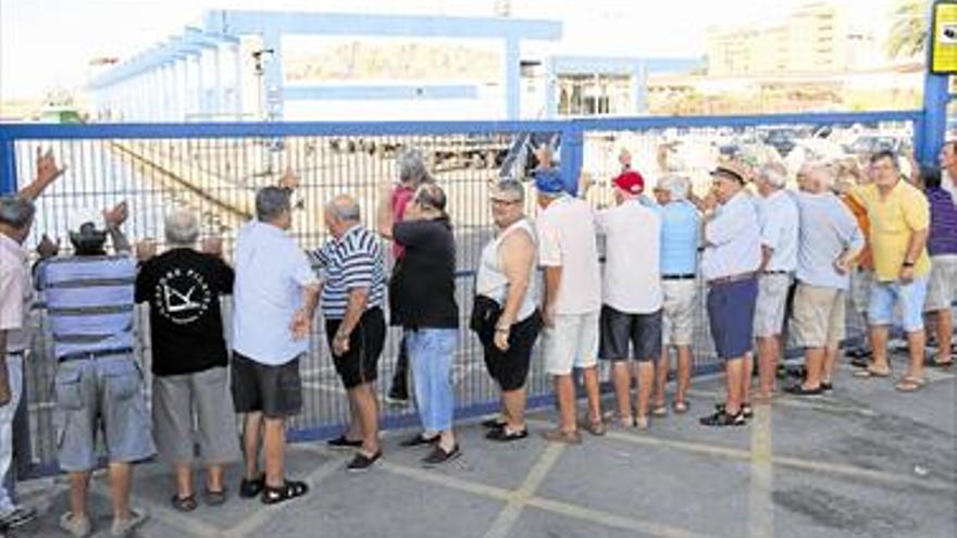 Jubilados del mar del Grao solicitan que les dejen acceder al puerto