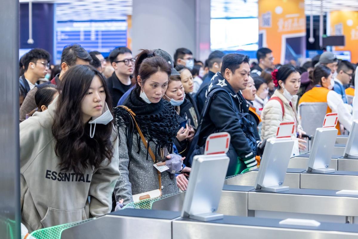 Cientos de viajeros en la frontera de Hong Kong antes del Año Nuevo Lunar