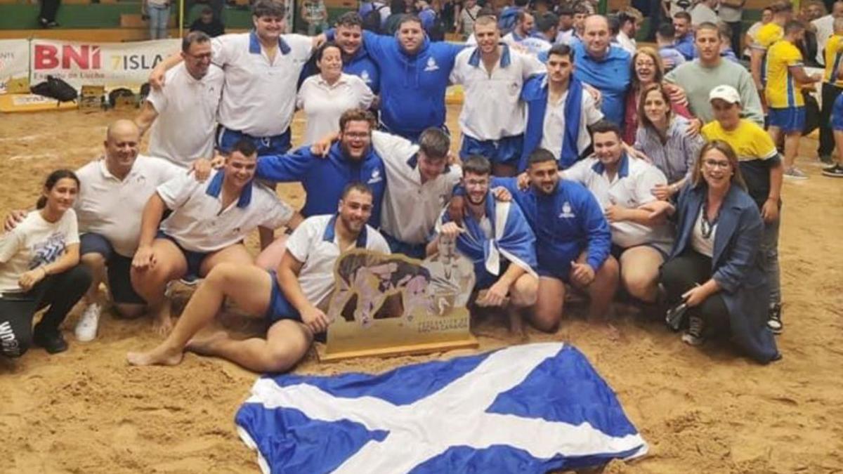 Luchadores, técnico y directivos de la selección de Tenerife, tras ganar. | | E.D.