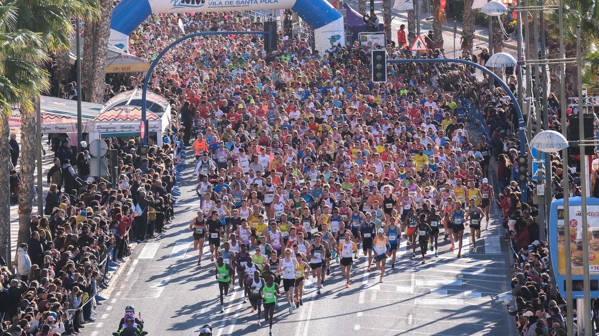 Espectacular imagen, que se produce cada año en la salida de la Mitja Marató Internacional de Santa Pola