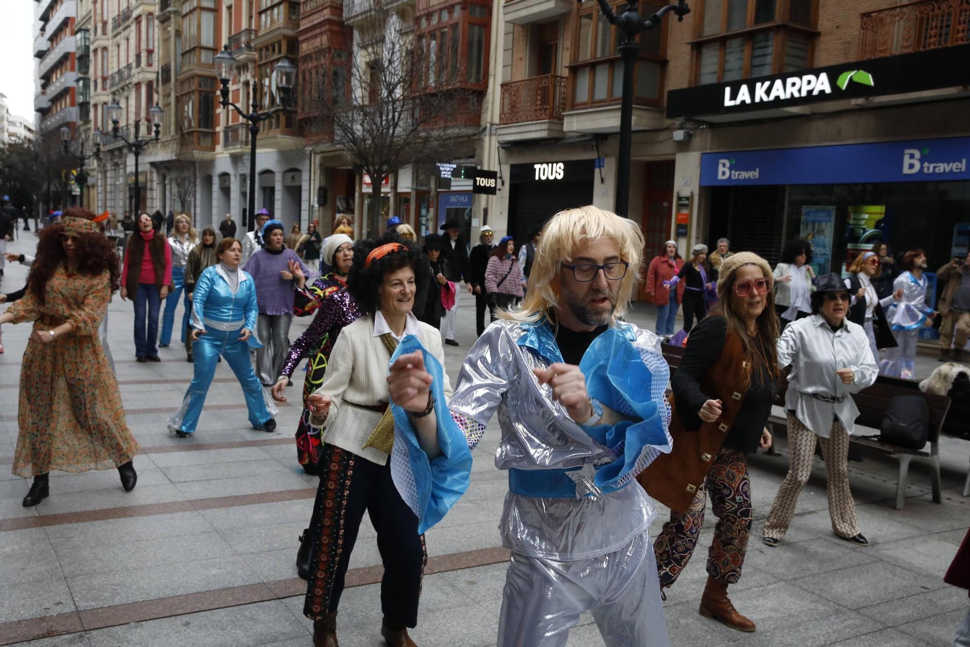 El multitudinario homenaje a ABBA en Gijón de la mano de Robert Taboada y sus bailarines aficionados, en imágenes