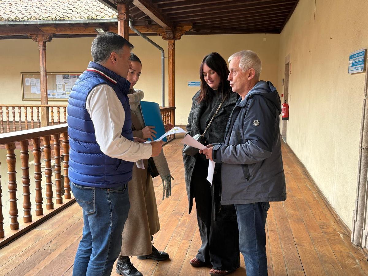 José Luis Fontaniella con los concejales Alba García, Tania Rodríguez y José Manuel Menéndez en el Ayuntamiento.