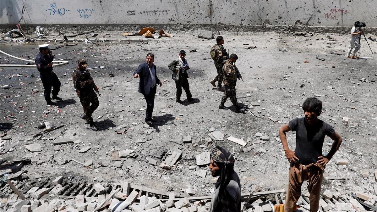 zentauroepp49208843 afghan security forces inspect the site of a blast in kabul 190725124222