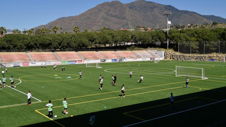 Imagen de los entrenamientos que el Juventus realiza durante esta semana en el estadio municipal Francisco Muñoz Pérez con más de medio centenar de niños.