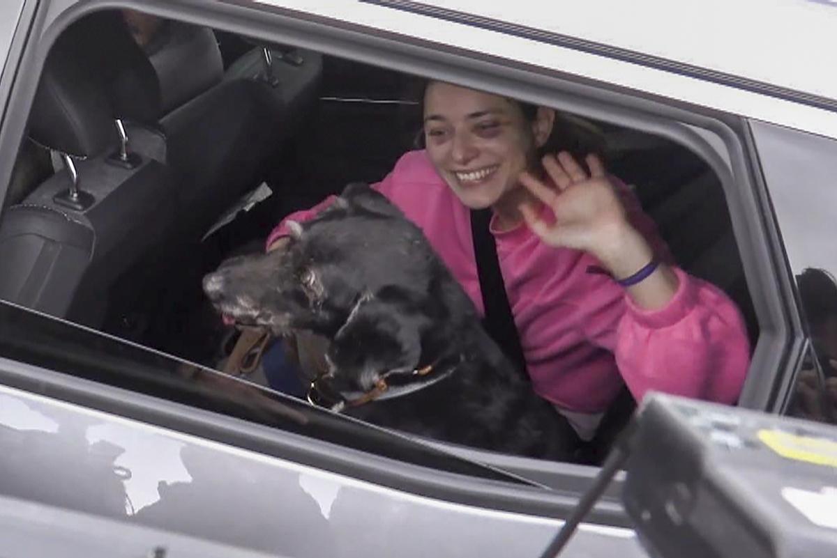 La hermana de Raquel García con su perro Boro, que sehizo famoso al perderse tras el accidente de Adamuz hasta ser encontrado.