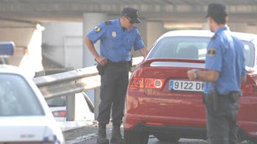 Policías locales de la capital grancanaria realizan un control en una vía urbana para evitar distracciones al volante, el pasado viernes. i QUESADA