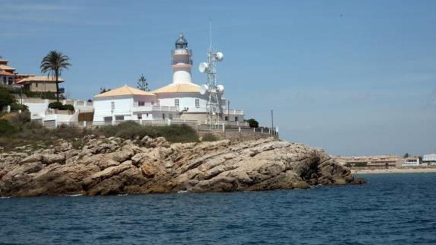 El Consell regenera la flora del acantilado del faro