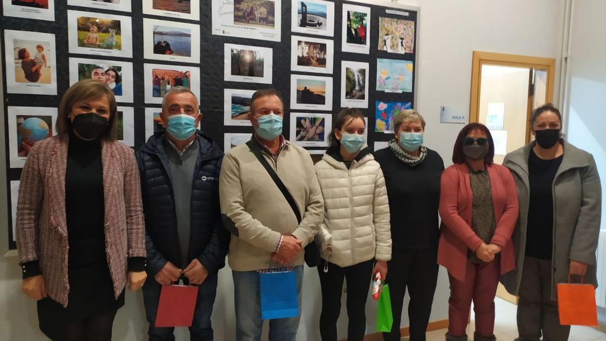 La alcaldesa Digna Rivas (izq.), con los ganadores de los premios del concurso de Asearpo. | A.P.