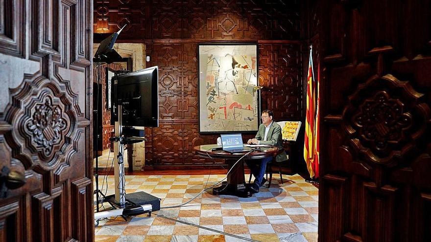 El presidente de la Generalitat, Ximo Puig, durante la reunión telemática con la consellera de Sanidad, Ana Barceló, ayer.