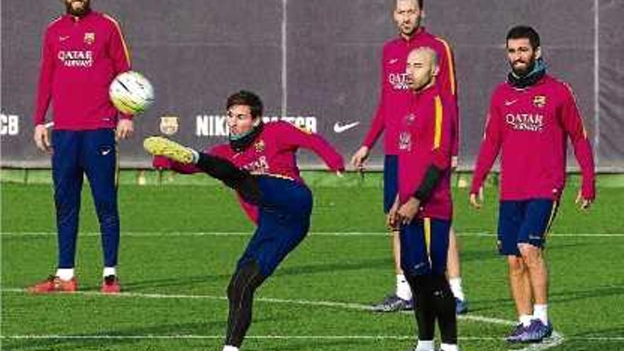 Messi prova una espectacular rematada durant l&#039;entrenament d&#039;ahir a la Ciutat Esportiva del Barça.