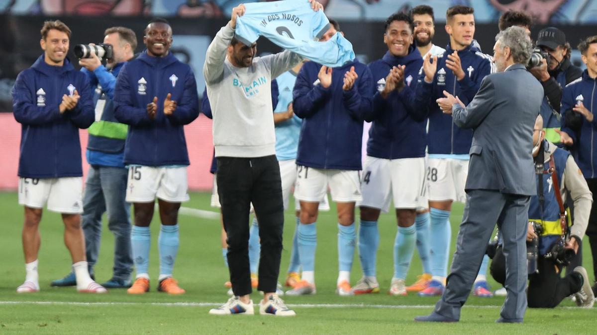 El presidente Carlos Mouriño y los jugadores del Celta aplauden a Nolito durante su homenaje de despedida. // RICARDO GROBAS