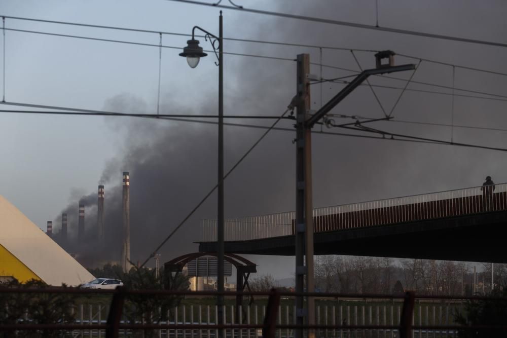 Alarma en Avilés por una gran nube negra en las baterías de Arcelor