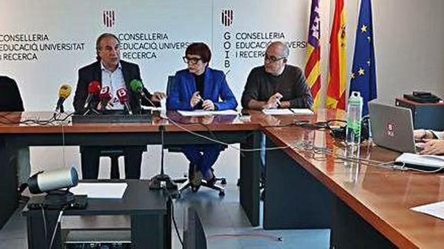 March, en el centro, durante la rueda de prensa de presentación de las oposiciones.