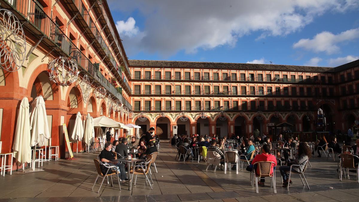 Sol y nubes en La Corredera de Córdoba.