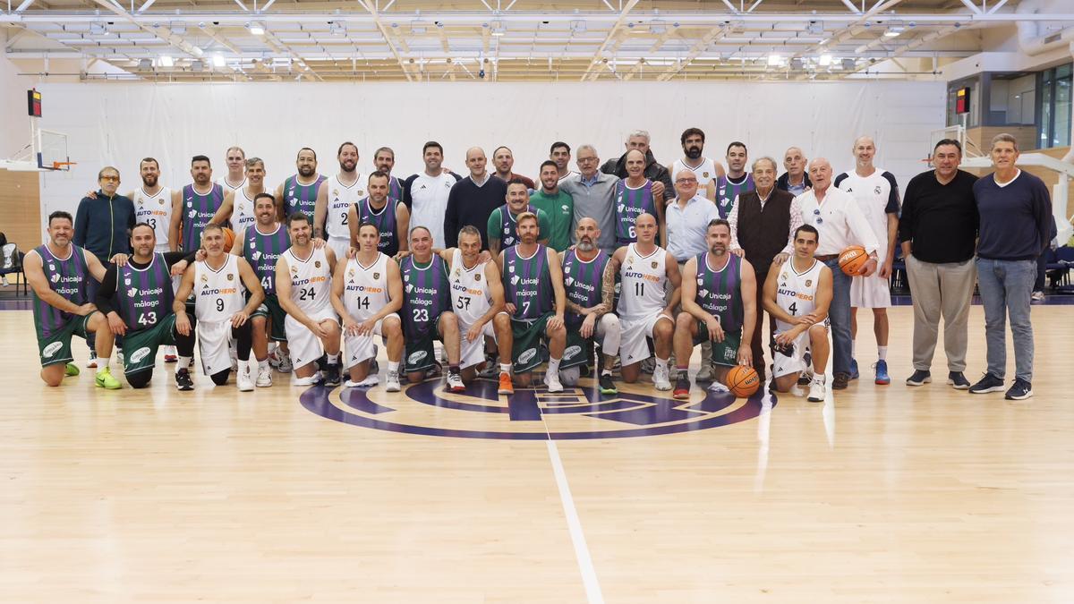 Foto de familia de ambos equipos de veteranos.