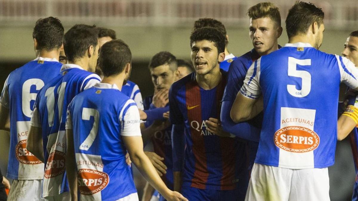 Aleñá estuvo siempre vigilado en un partido con mucha tensión