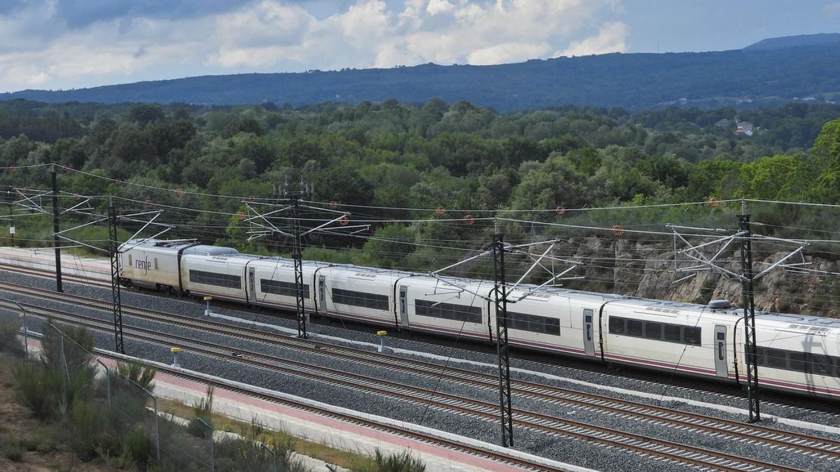 Pruebas de un tren Avril en el tramo Ourense-Madrid. |   // FERNANDO CASANOVA